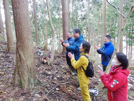 伐採前。山の神様にお参り